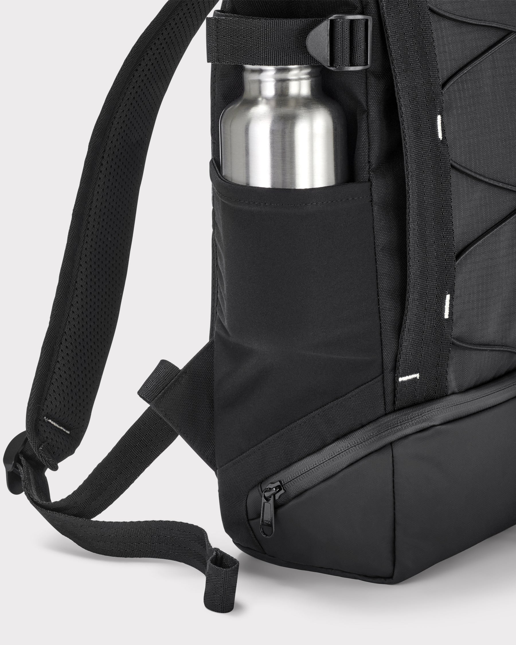 Schwarzer Johnny Urban Rucksack 'Harper' mit seitlicher Metallflasche und verstellbarem Schultergurt