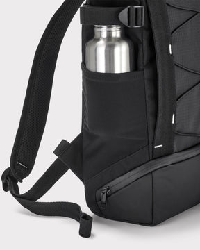 Schwarzer Johnny Urban Rucksack 'Harper' mit seitlicher Metallflasche und verstellbarem Schultergurt