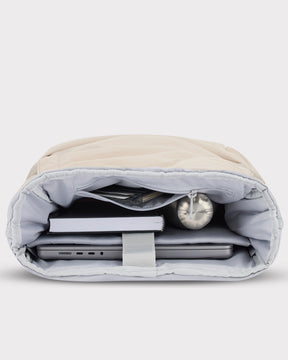 Beiger Rolltop Rucksack 'Kyle' von Johnny Urban mit gepolstertem Laptopfach und organisiertem Innenraum