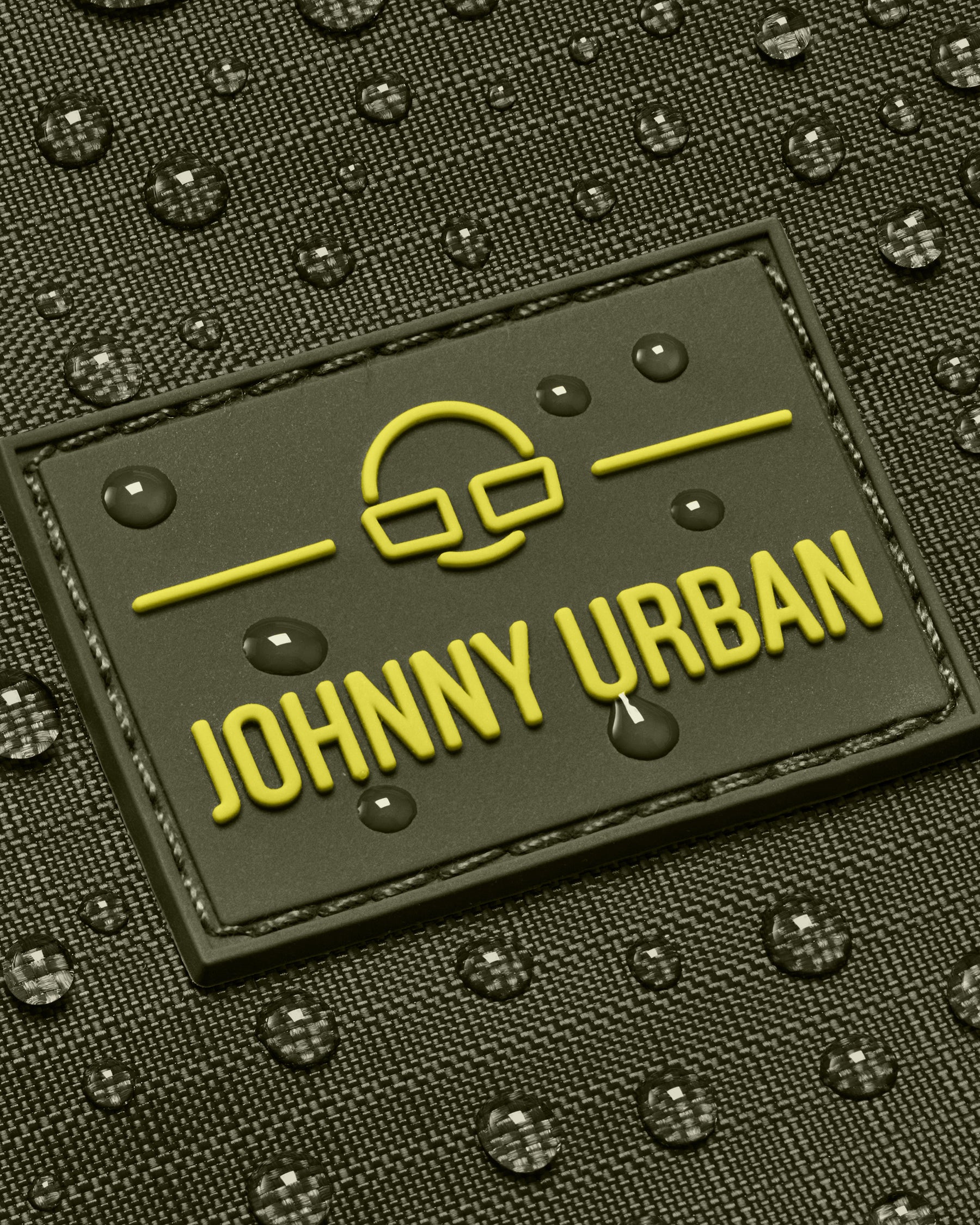 Johnny Urban Logo-Patch auf olivgrünem, wasserabweisendem Stoff mit Wassertropfen