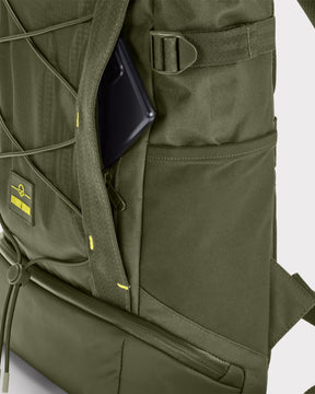 Olivefarbener Rucksack 'Harper' mit mehreren Fächern und einem teilweise sichtbaren schwarzen Smartphone