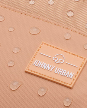 Nahaufnahme des wasserabweisenden Stoffes des Johnny Urban Rucksacks 'Mika' in Pfirsich mit Wassertröpfchen