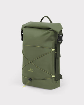 Wasserdichter Rolltop Rucksack 'Myles' von Johnny Urban in Olive mit elastischem Netz und Klickverschluss