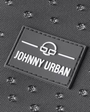 Nahaufnahme des Johnny Urban Logos auf einem dunklgrauen, wasserfesten Rucksack Mo mit strukturiertem Stoff