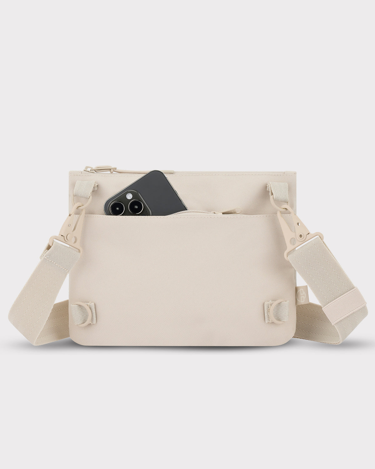 Umhängetasche 'Avery' von Johnny Urban in Sandfarbe aus robustem Material mit Handyfach vorne