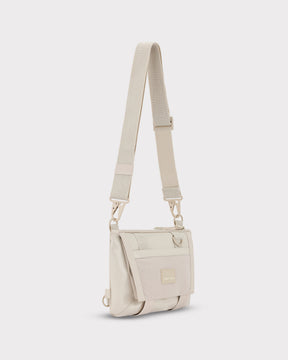 Beige Umhängetasche 'Avery' von Johnny Urban mit verstellbarem Schultergurt und Fronttasche