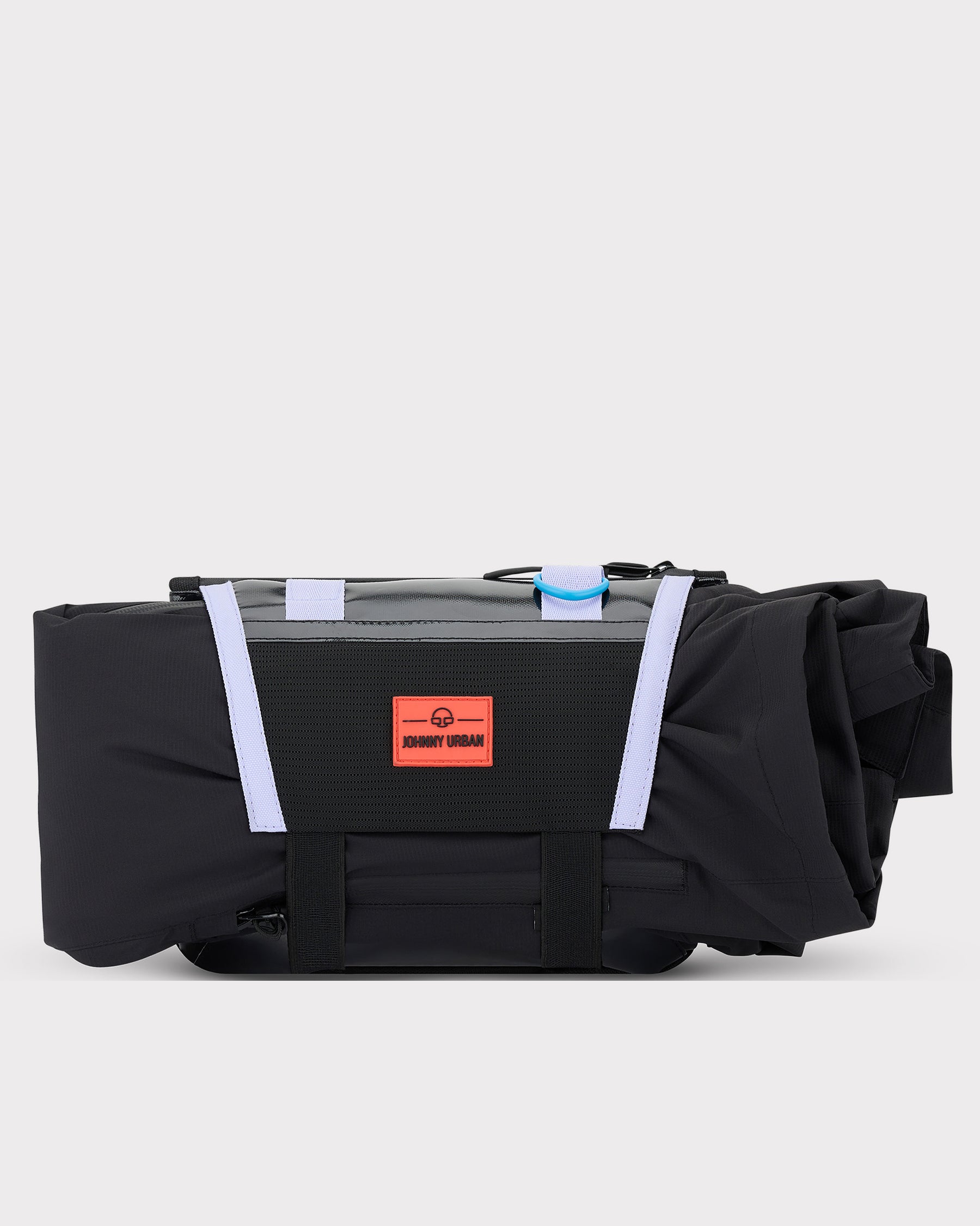 Schwarze Umhängetasche 'Avery' von Johnny Urban, mit orangerem Markenlabel und hellen Schlaufen