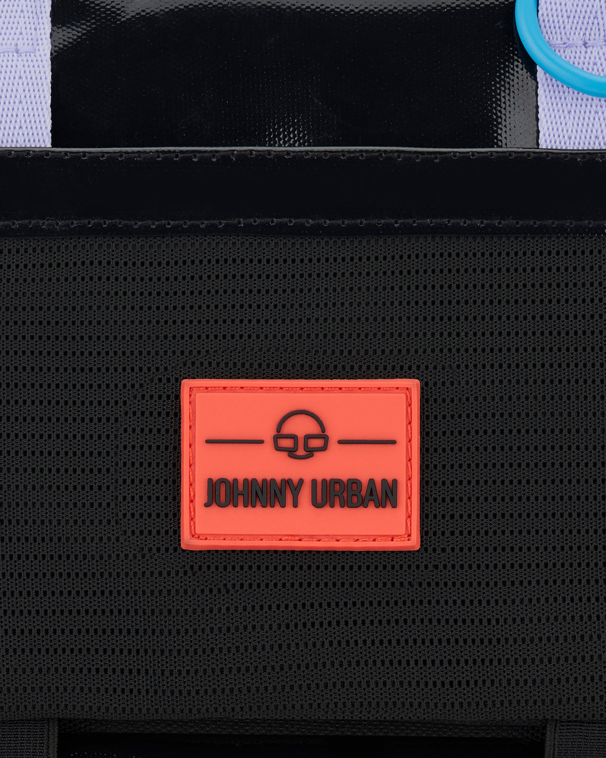 Nahaufnahme rotes Johnny Urban Logo auf schwarzem, wasserabweisendem Stoff der Umhängetasche Avery
