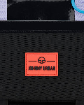 Nahaufnahme rotes Johnny Urban Logo auf schwarzem, wasserabweisendem Stoff der Umhängetasche Avery