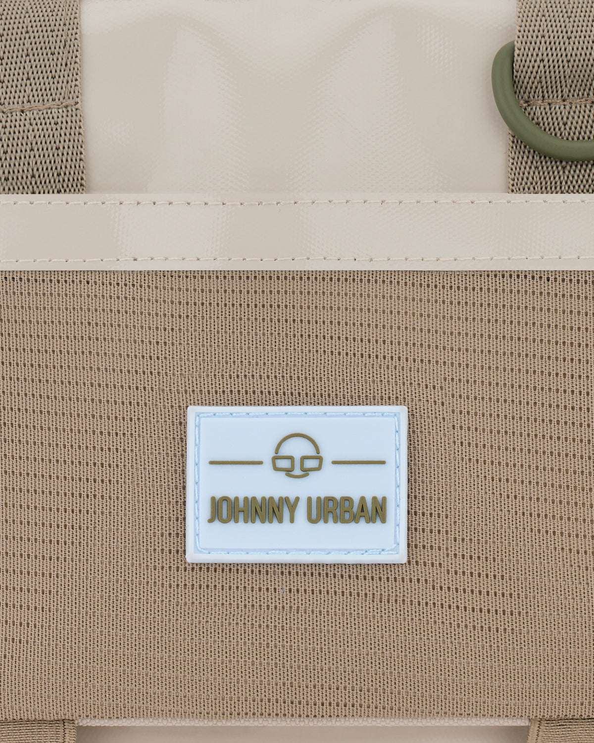 Beige Umhängetasche Avery mit Johnny Urban Logo auf einem weißen Patch