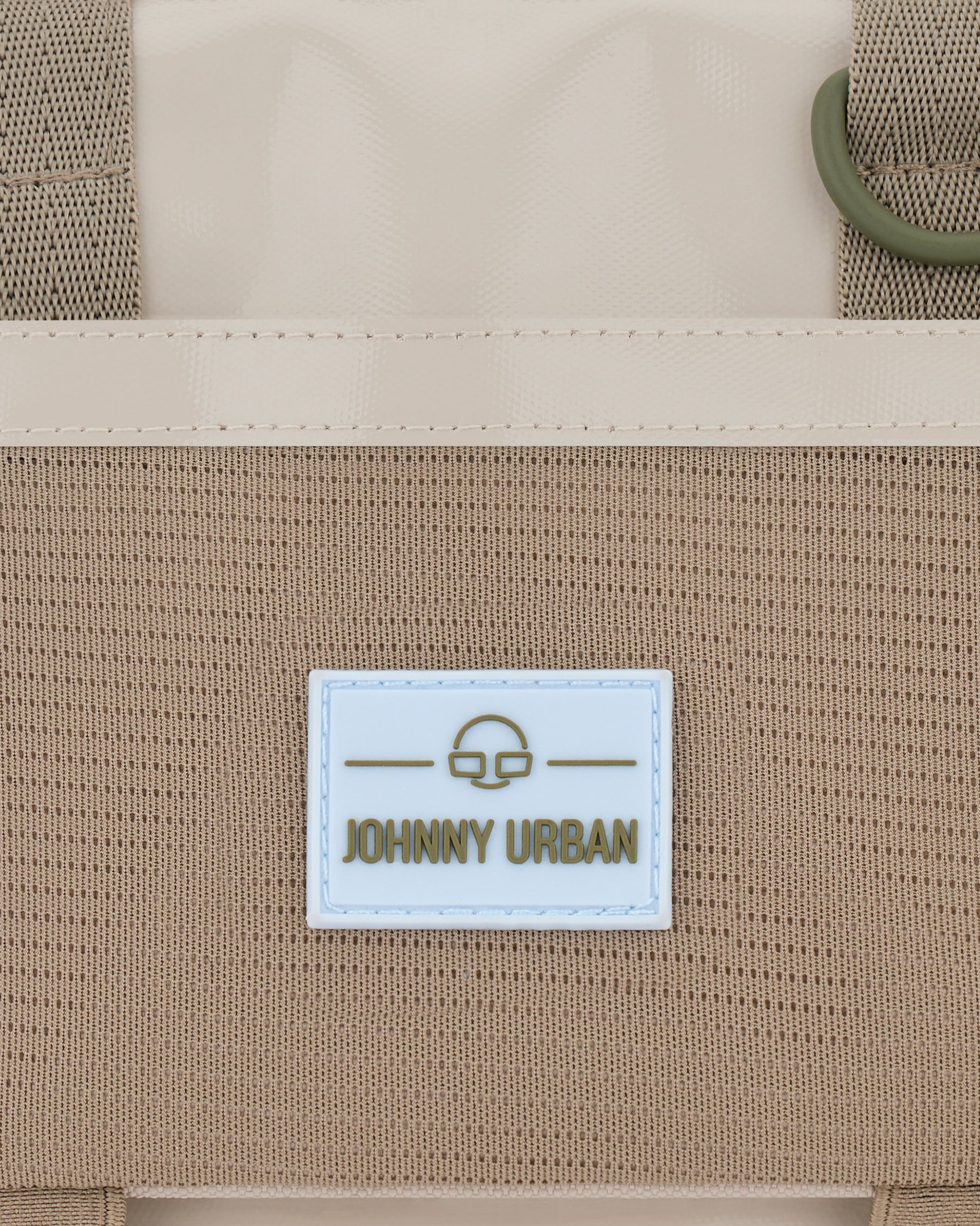 Beige Umhängetasche Avery mit Johnny Urban Logo auf einem weißen Patch