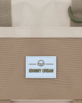 Beige Umhängetasche Avery mit Johnny Urban Logo auf einem weißen Patch