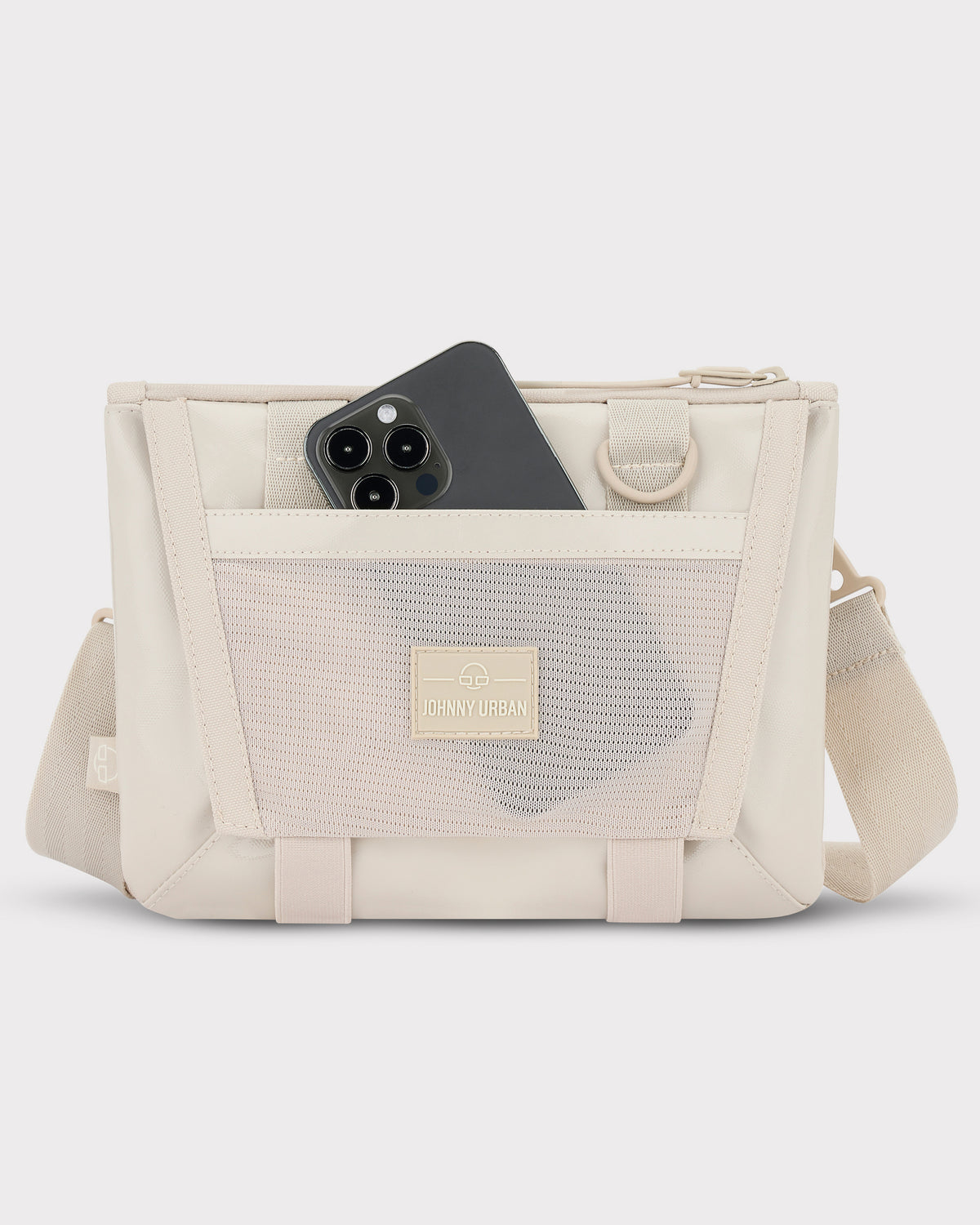 Beige Umhängetasche 'Avery' von Johnny Urban mit Netzaußentasche und schwarzem Smartphone