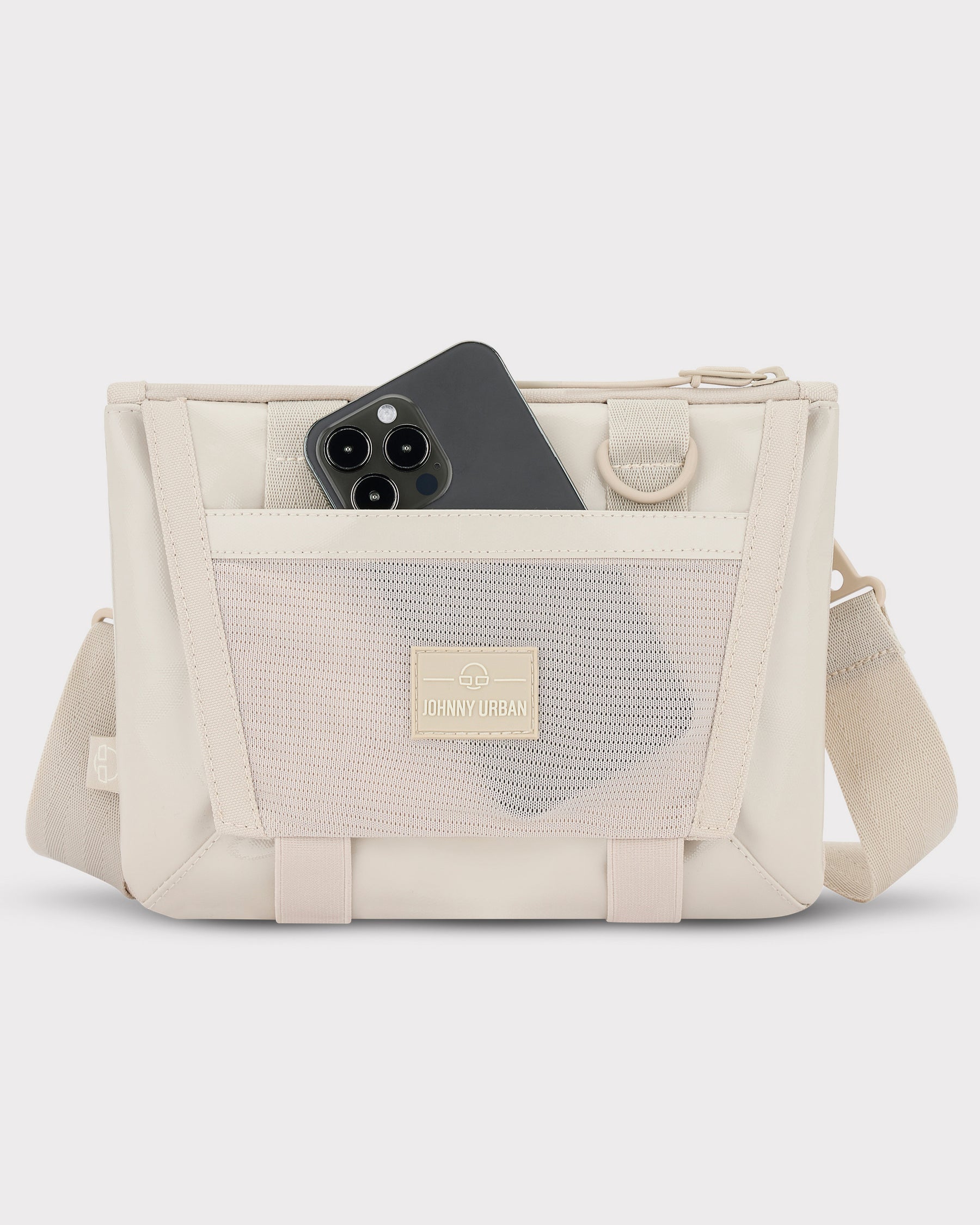 Beige Umhängetasche 'Avery' von Johnny Urban mit Netzaußentasche und schwarzem Smartphone