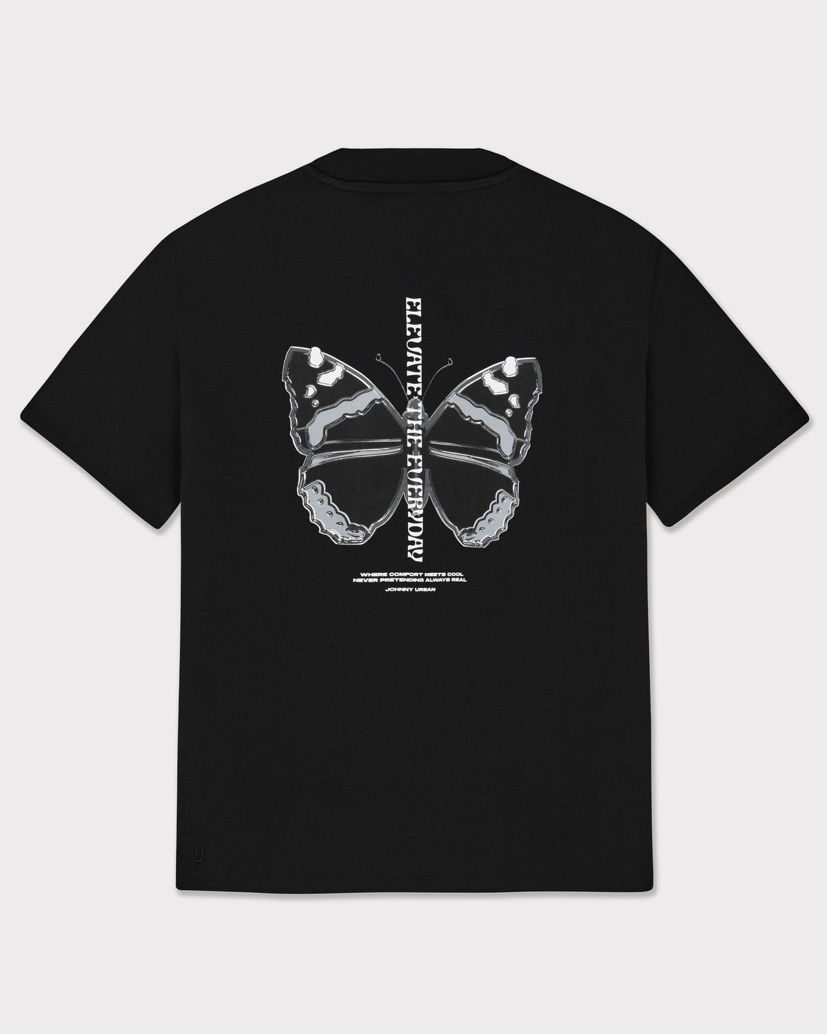 Schwarzes T-Shirt 'Sammy Chrome Butterfly' mit silberfarbenem Schmetterlingsmotiv und waagerecht stehendem Text 'Elevate the everyday' auf dem Rücken