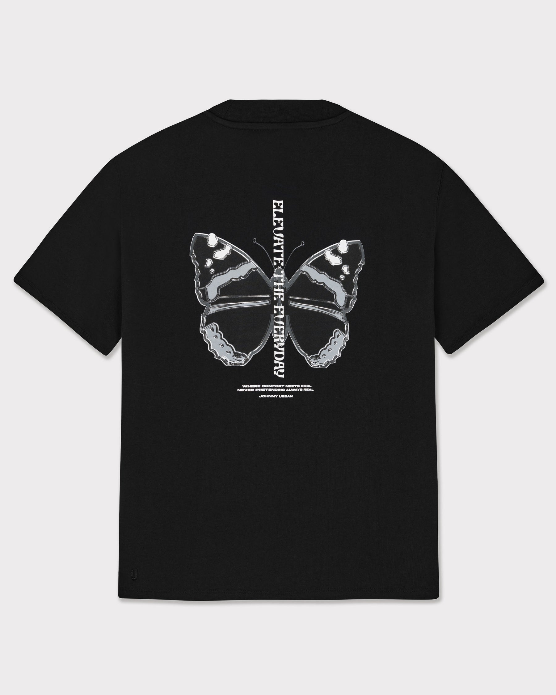 Schwarzes T-Shirt 'Sammy Chrome Butterfly' mit silberfarbenem Schmetterlingsmotiv und waagerecht stehendem Text 'Elevate the everyday' auf dem Rücken
