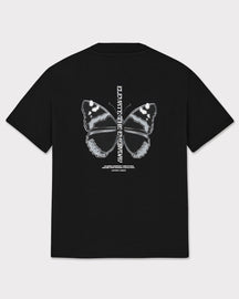 Schwarzes T-Shirt 'Sammy Chrome Butterfly' mit silberfarbenem Schmetterlingsmotiv und waagerecht stehendem Text 'Elevate the everyday' auf dem Rücken
