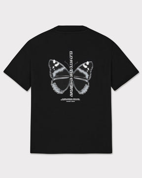 Schwarzes T-Shirt 'Sammy Chrome Butterfly' mit silberfarbenem Schmetterlingsmotiv und waagerecht stehendem Text 'Elevate the everyday' auf dem Rücken