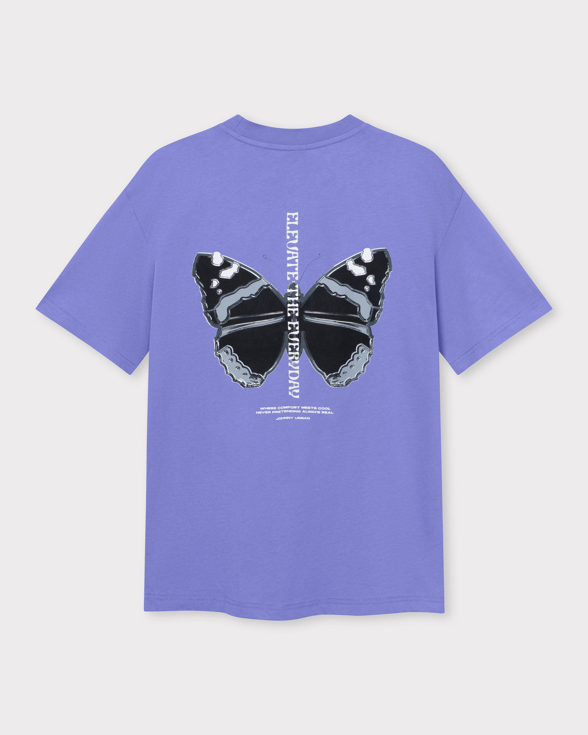 Lila T-Shirt 'Sammy Chrome Butterfly' mit großem schwarzem Schmetterlingsmotiv und vertikaler weißer Schrift auf der Rückseite