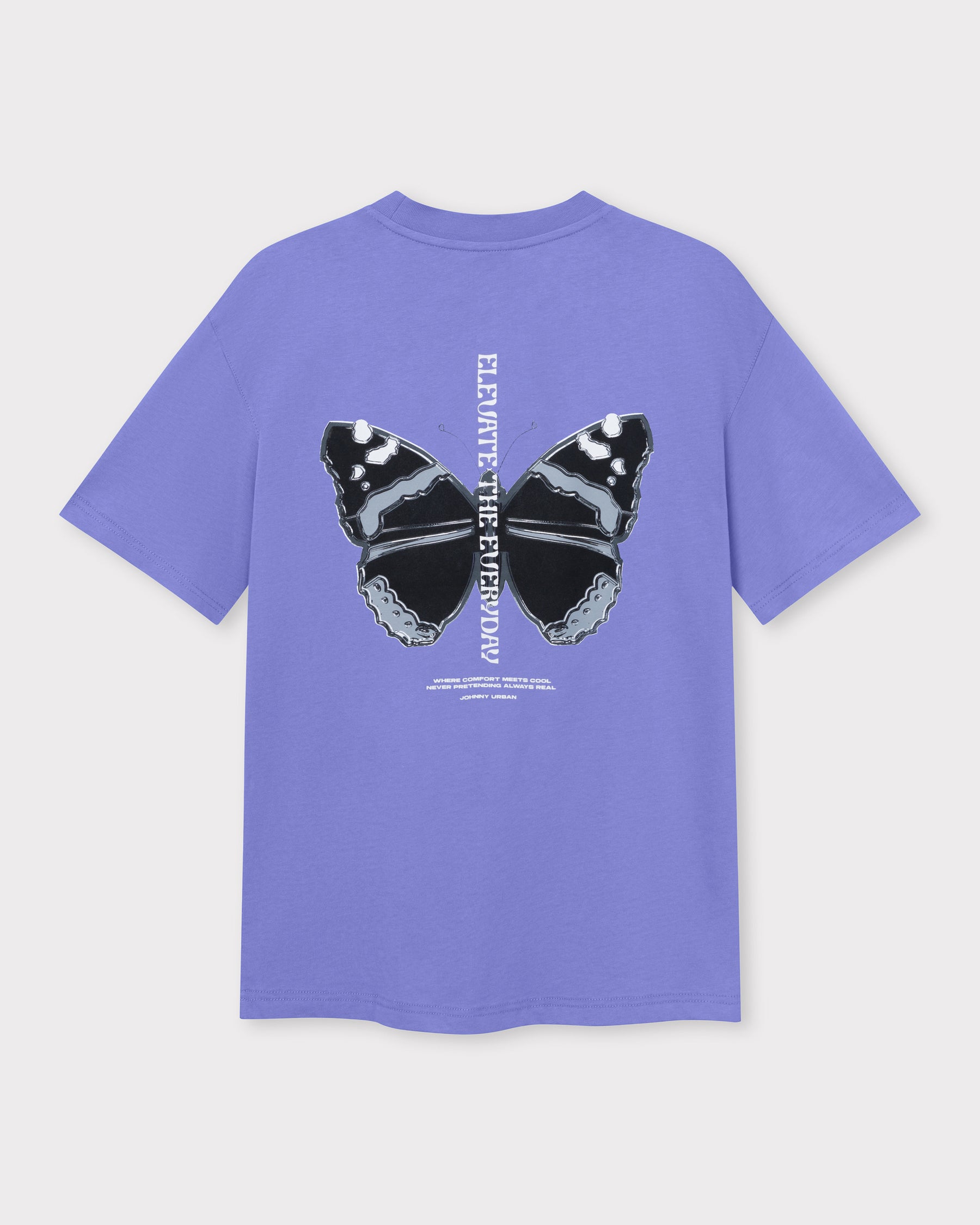 Lila T-Shirt 'Sammy Chrome Butterfly' mit großem schwarzem Schmetterlingsmotiv und vertikaler weißer Schrift auf der Rückseite