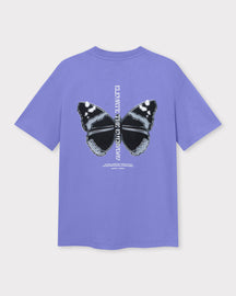 Lila T-Shirt 'Sammy Chrome Butterfly' mit großem schwarzem Schmetterlingsmotiv und vertikaler weißer Schrift auf der Rückseite