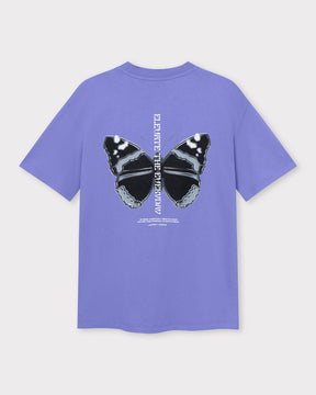 Lila T-Shirt 'Sammy Chrome Butterfly' mit großem schwarzem Schmetterlingsmotiv und vertikaler weißer Schrift auf der Rückseite