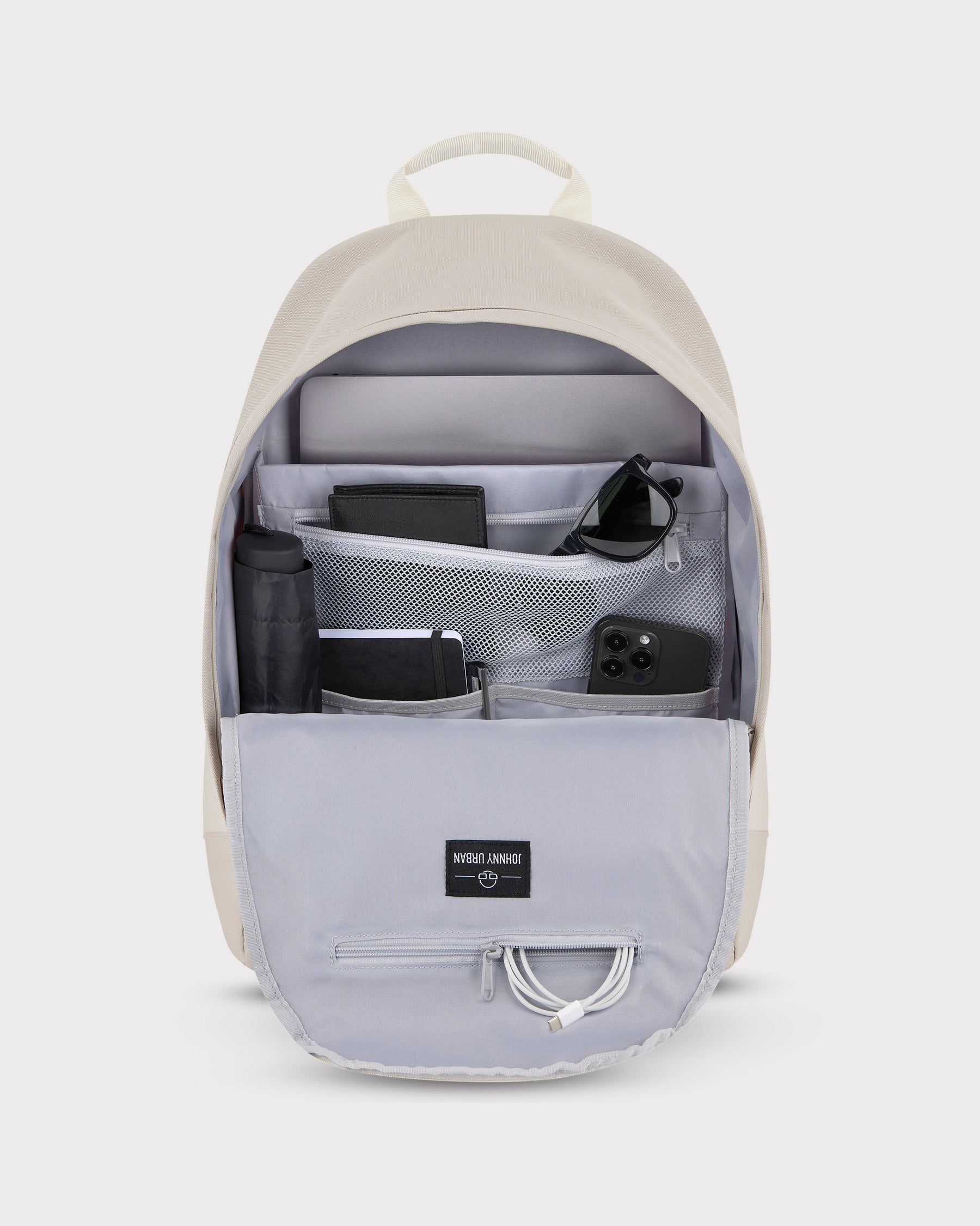 Beiger Johnny Urban Rucksack Neo geöffnet mit Laptop, Geldbörse, Sonnenbrille, Flasche, Notizbuch und Smartphone innen