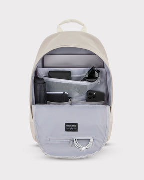 Beiger Johnny Urban Rucksack Neo geöffnet mit Laptop, Geldbörse, Sonnenbrille, Flasche, Notizbuch und Smartphone innen