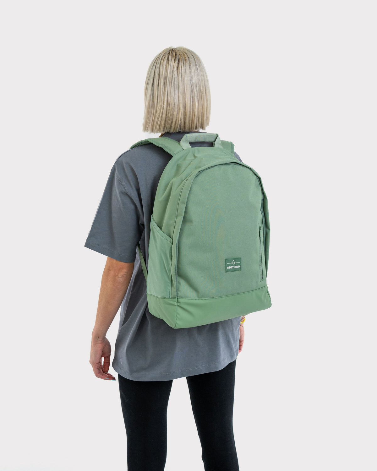 Teenager mit grünem Rucksack 'Neo' von Johnny Urban, stehend, von hinten