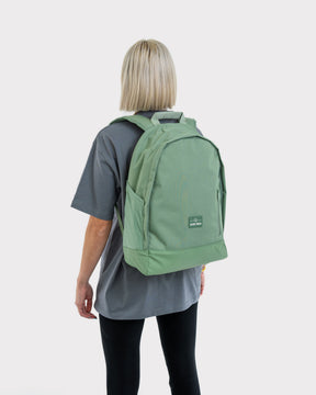 Teenager mit grünem Rucksack 'Neo' von Johnny Urban, stehend, von hinten