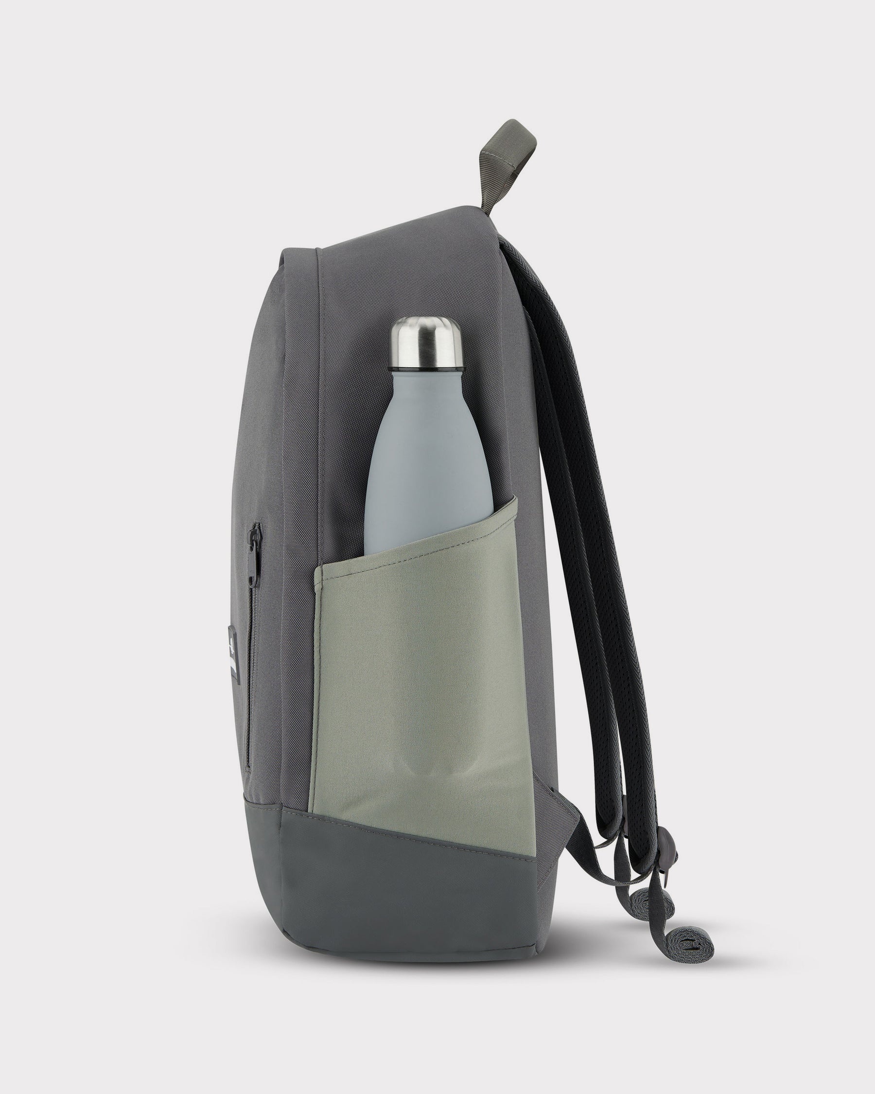 Rucksack 'Neo' in Grau mit Seitenfach, das eine graue Trinkflasche hält