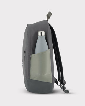 Rucksack 'Neo' in Grau mit Seitenfach, das eine graue Trinkflasche hält