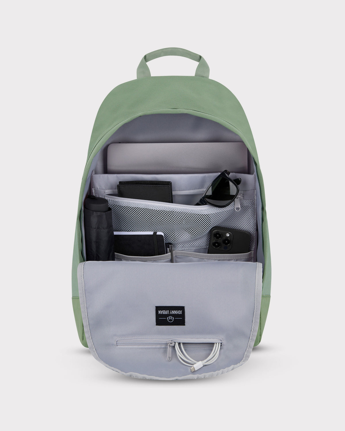 Geöffneter sage-grüner Rucksack 'Neo' mit Laptop, Sonnenbrille, Smartphone, Notizbuch, Geldbörse und Wasserflasche