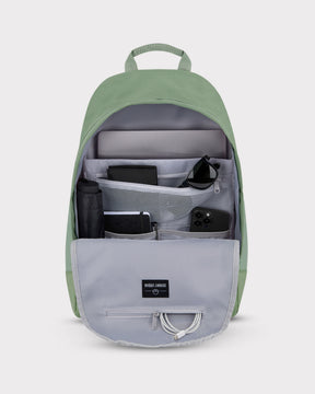 Geöffneter sage-grüner Rucksack 'Neo' mit Laptop, Sonnenbrille, Smartphone, Notizbuch, Geldbörse und Wasserflasche
