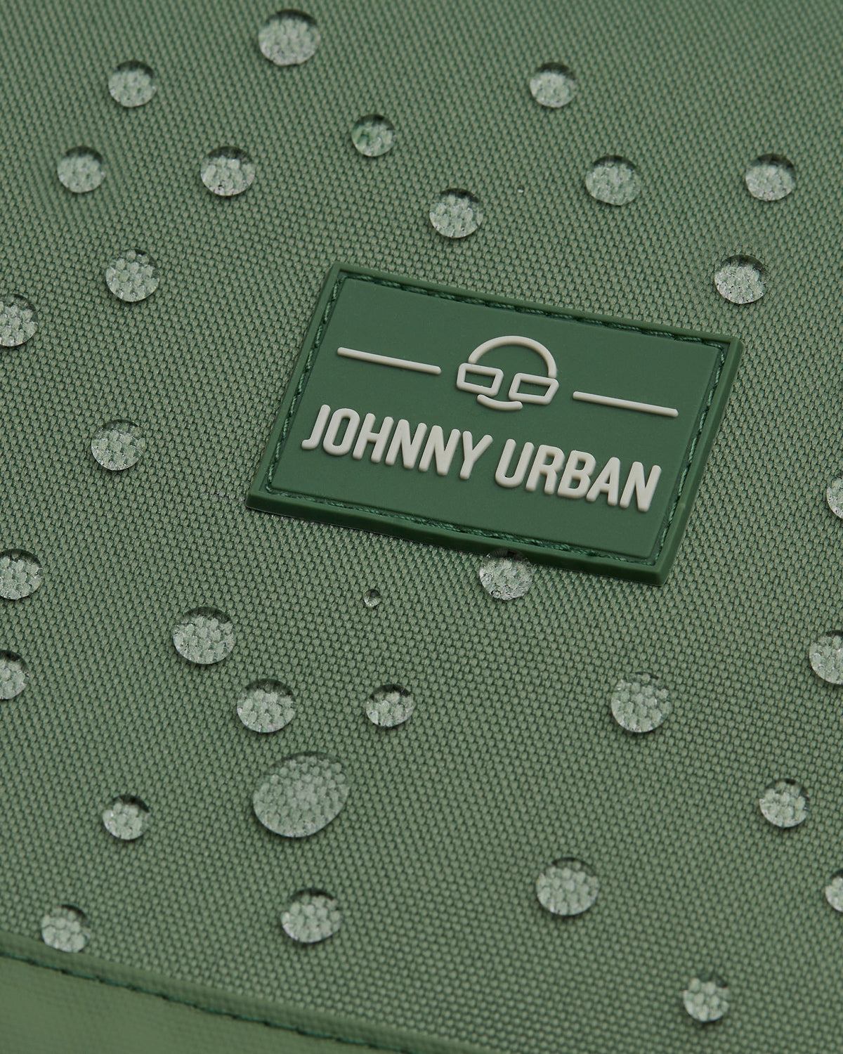 Grüner wasserabweisender Schulrucksack 'Neo' mit Johnny Urban Logo und Wassertropfen auf der Oberfläche