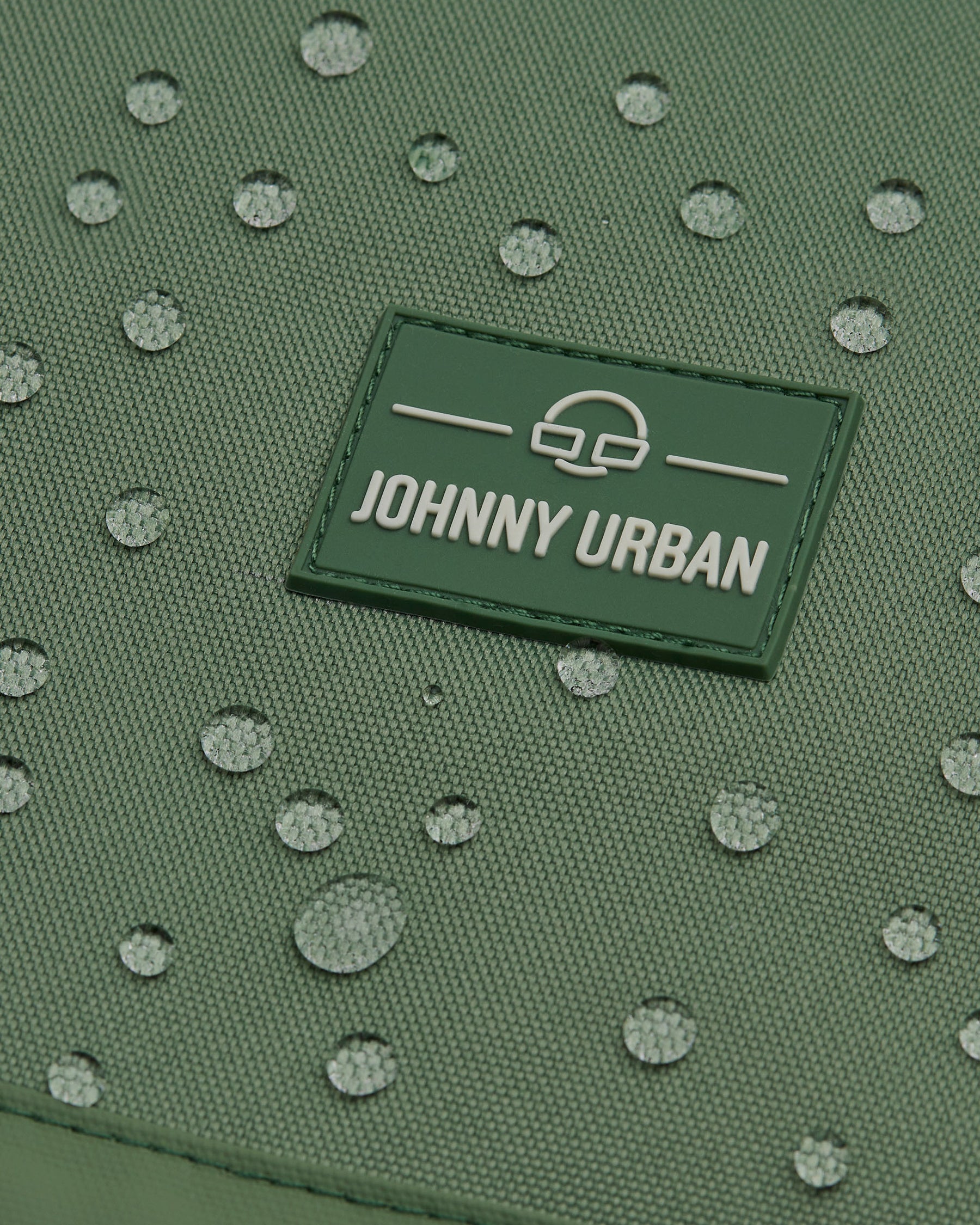 Grüner wasserabweisender Schulrucksack 'Neo' mit Johnny Urban Logo und Wassertropfen auf der Oberfläche