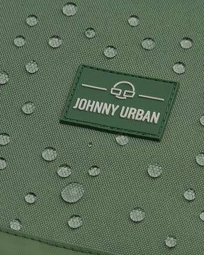 Grüner wasserabweisender Schulrucksack 'Neo' mit Johnny Urban Logo und Wassertropfen auf der Oberfläche