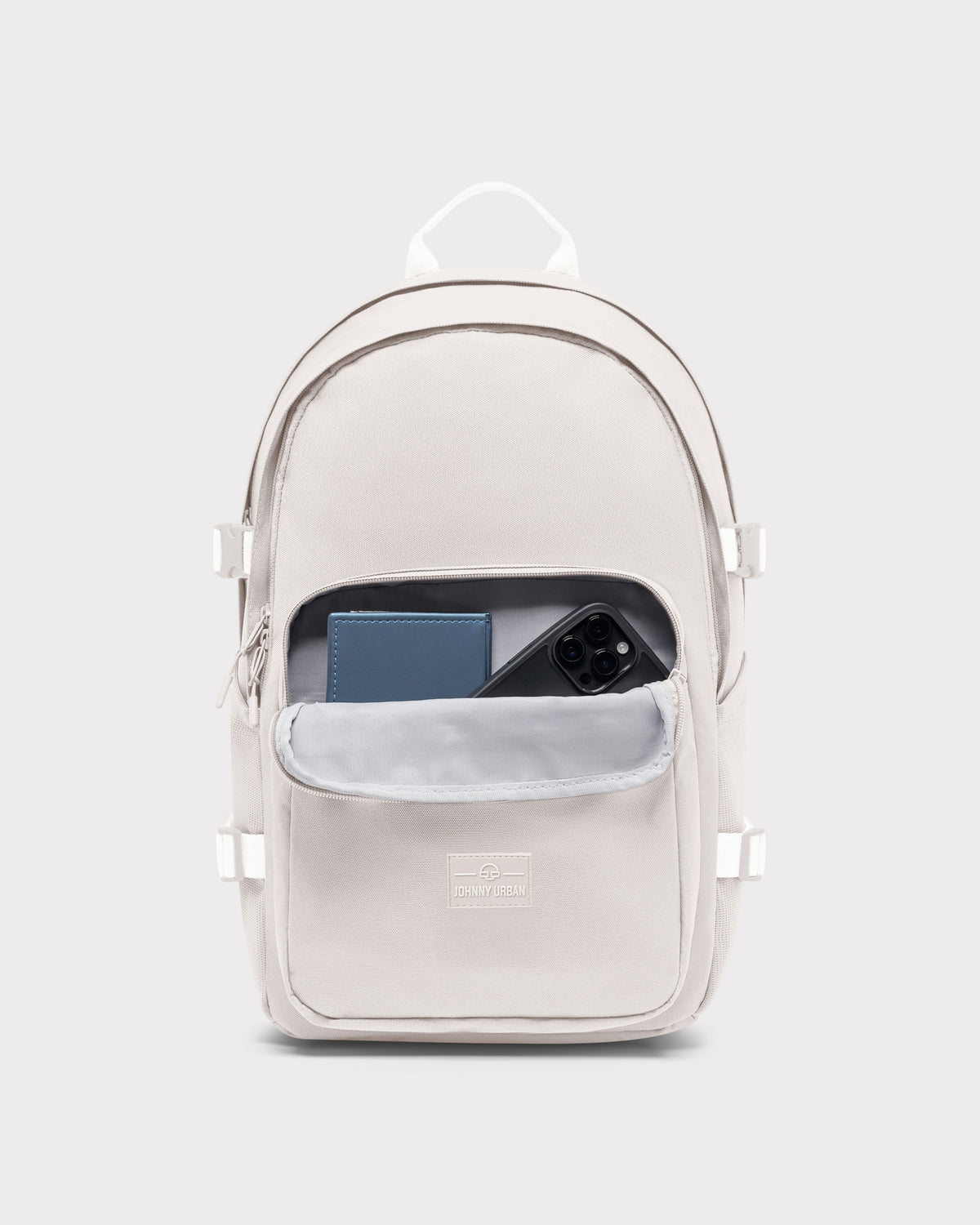 Beiger Rucksack ‚Lian‘ von Johnny Urban mit geöffnetem vorderem Fach, das ein Smartphone und ein Notizbuch enthält