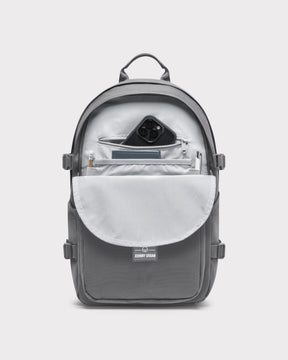 Ergonomischer Johnny Urban Rucksack 'Lian' in Dunkelgrau mit geöffneter Vordertasche und Smartphone, Stift und Notizbuch darin