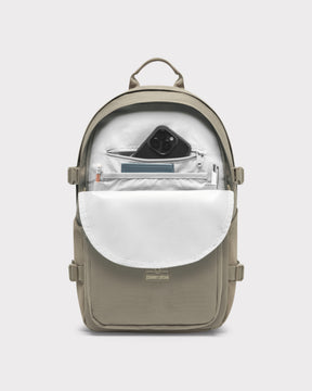 Desert-grauer ergonomischer Schulrucksack 'Lian' von Johnny Urban mit geöffnetem Hauptfach und organisierter Innentasche mit Handy und Stiften