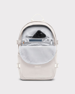 Ergonomischer Schulrucksack 'Lian' in Sandfarbe mit geöffnetem Frontfach, innen Smartphone, Notizbuch, Stift und Bleistift