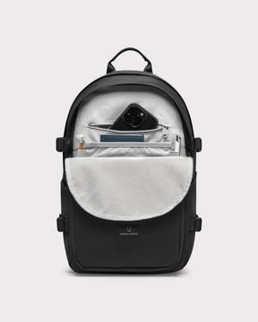 Schwarzer Johnny Urban Rucksack 'Lian' mit offenem Frontfach und Stift, Handy und Notizbuch darin