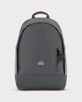 Grauer Schulrucksack 'Neo' von Johnny Urban mit seitlicher Reißverschlusstasche und Smartphone