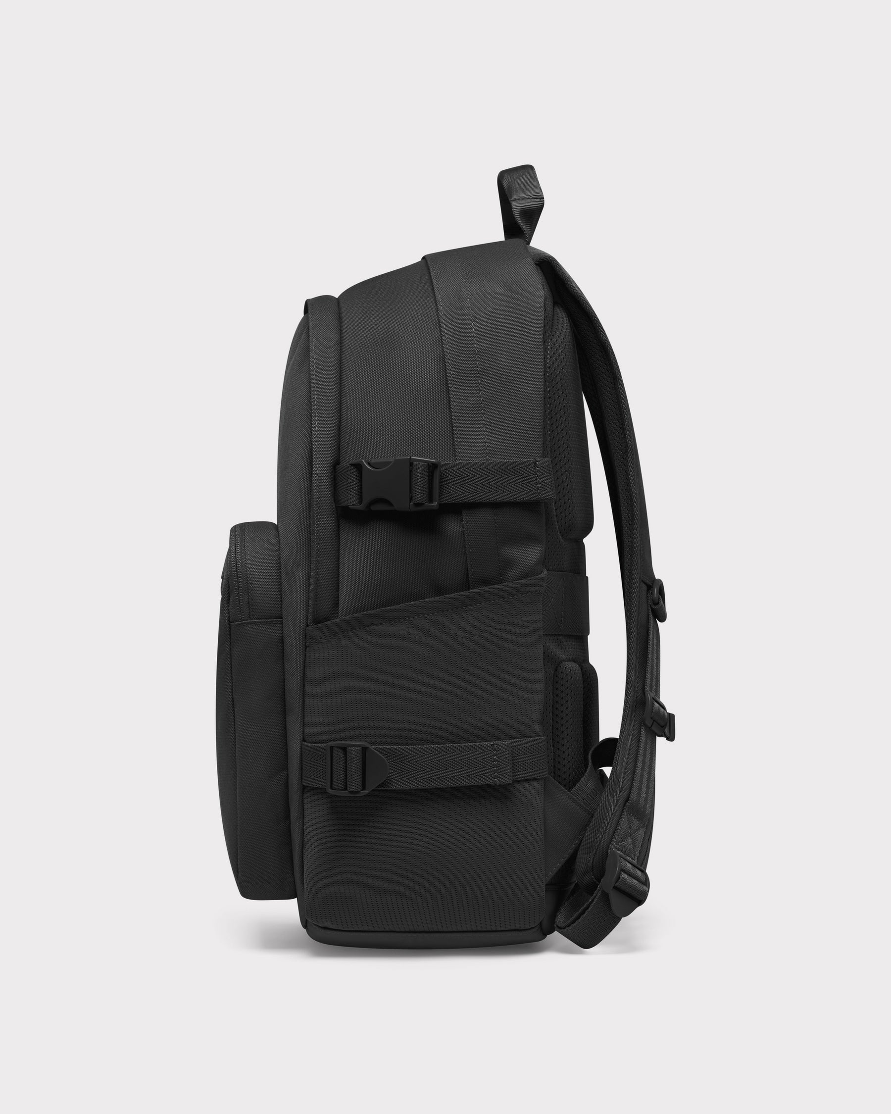Schwarzer Johnny Urban Rucksack 'Lian' mit verstellbaren Gurten und Fronttasche, Seitenansicht