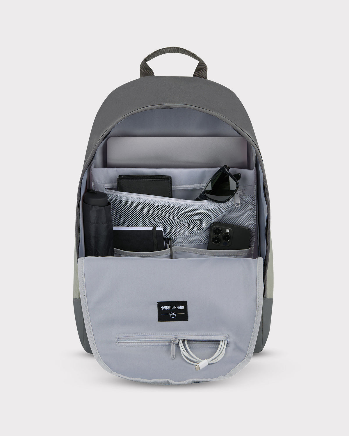 Grauer Johnny Urban Schulrucksack Neo mit vielen Fächern, gefüllt mit Laptop, Geldbörse, Sonnenbrille, Tasche, Smartphone und Kabel
