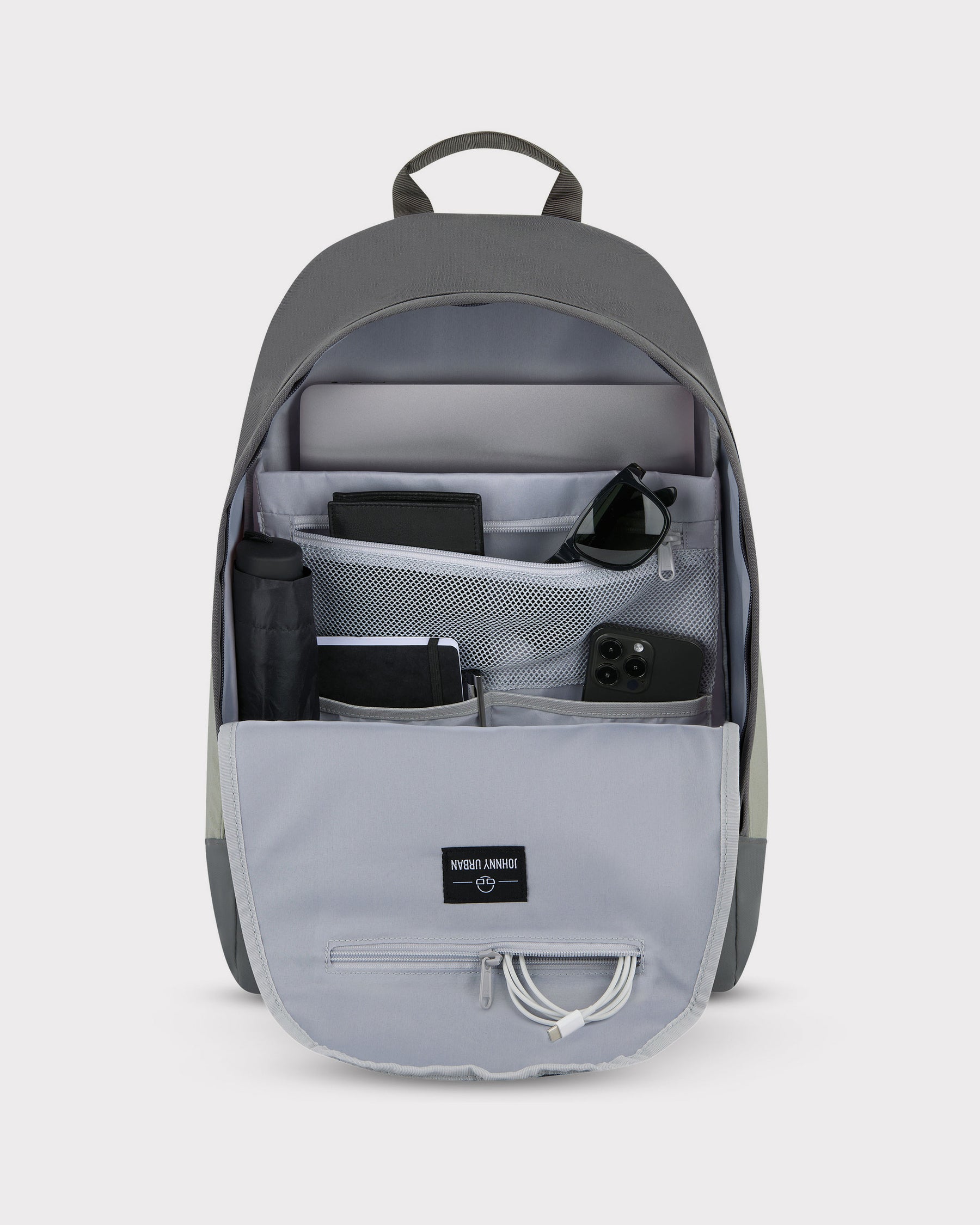 Grauer Johnny Urban Schulrucksack Neo mit vielen Fächern, gefüllt mit Laptop, Geldbörse, Sonnenbrille, Tasche, Smartphone und Kabel