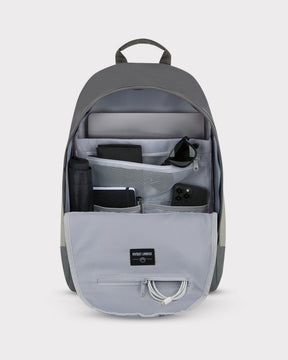 Grauer Johnny Urban Schulrucksack Neo mit vielen Fächern, gefüllt mit Laptop, Geldbörse, Sonnenbrille, Tasche, Smartphone und Kabel