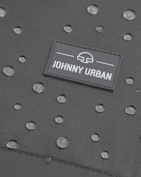 Wasserabweisendes graues Material mit Johnny Urban Logo und Wasserperlen