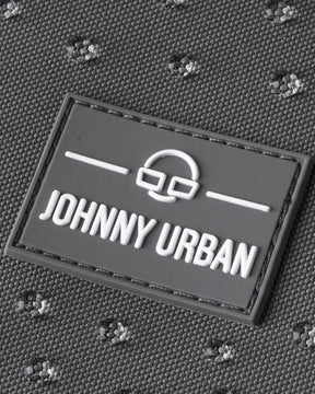 Johnny Urban Logo auf dunkelgrauem, wasserfestem Rucksackstoff mit Struktur