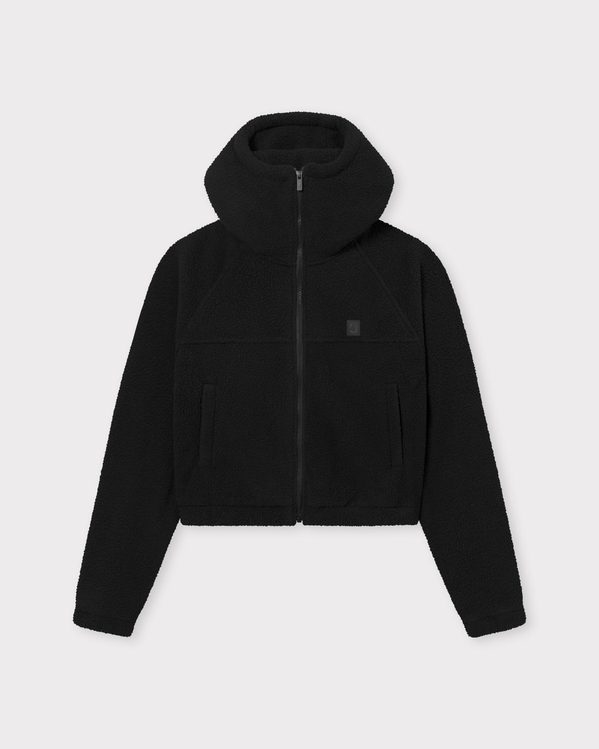 Unsere Cropped-Fleecejacke Nova spendet dir Wärme und einen stylischen Look - jetzt auch in Schwarz. 